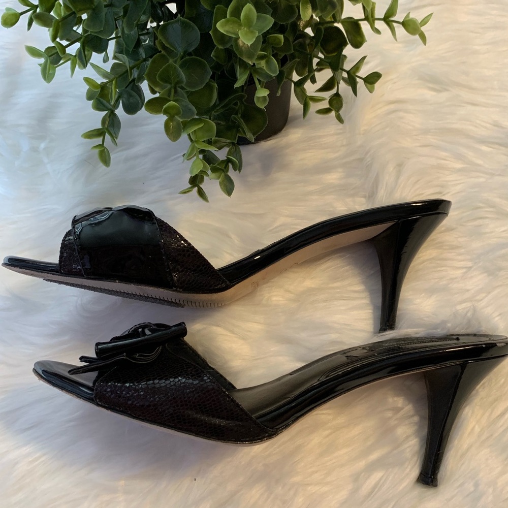 ❤️SOLD WHBM leather bow heels - Picture 3 of 8